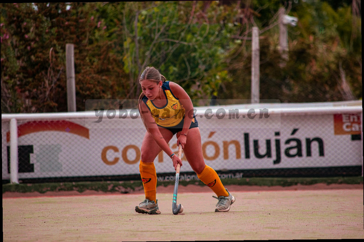桌面上摊开的打印表格与铅笔标注剪影，整体冷调处理